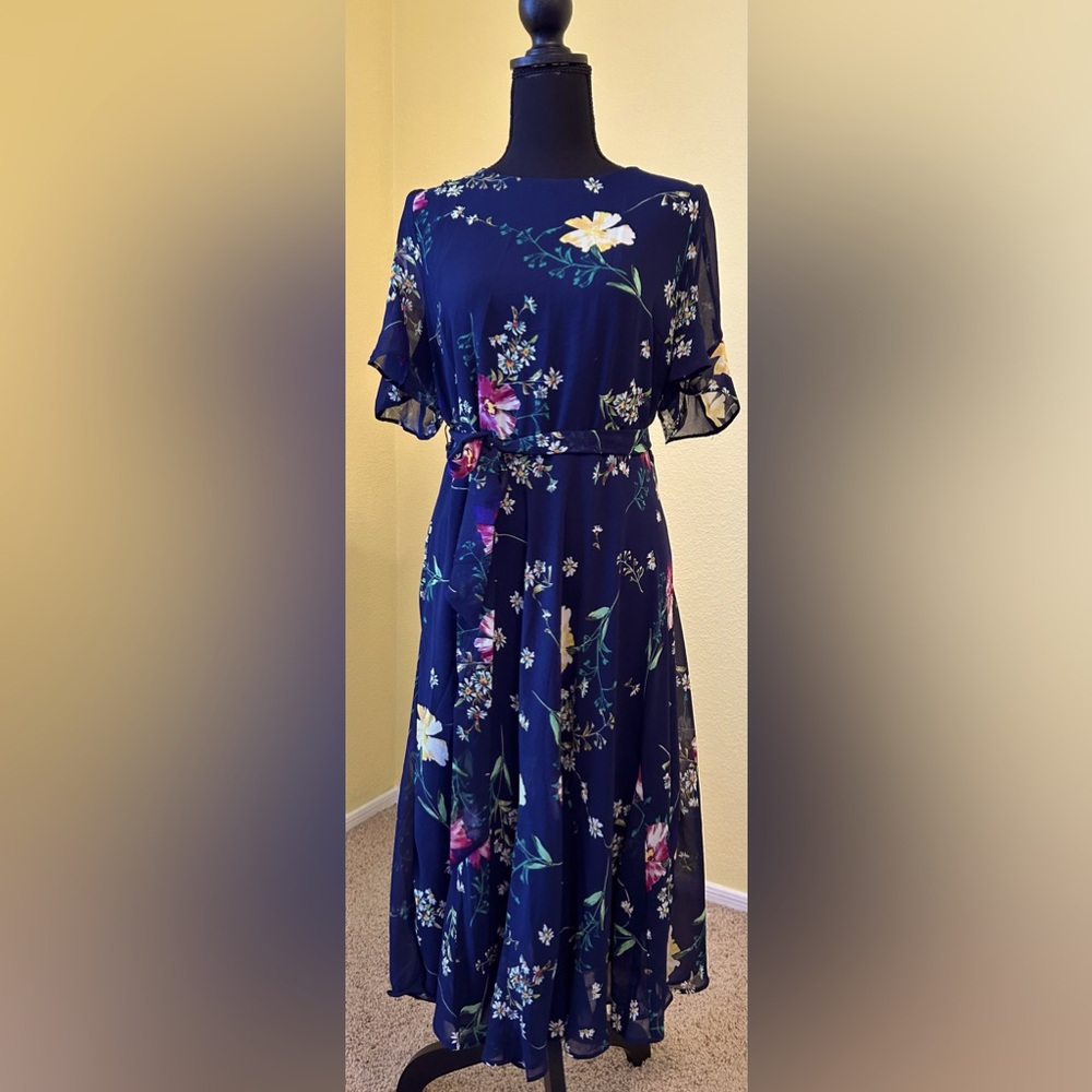 DKNY Navy Floral Dress size 16. Dress is lined. 100% polyester.
